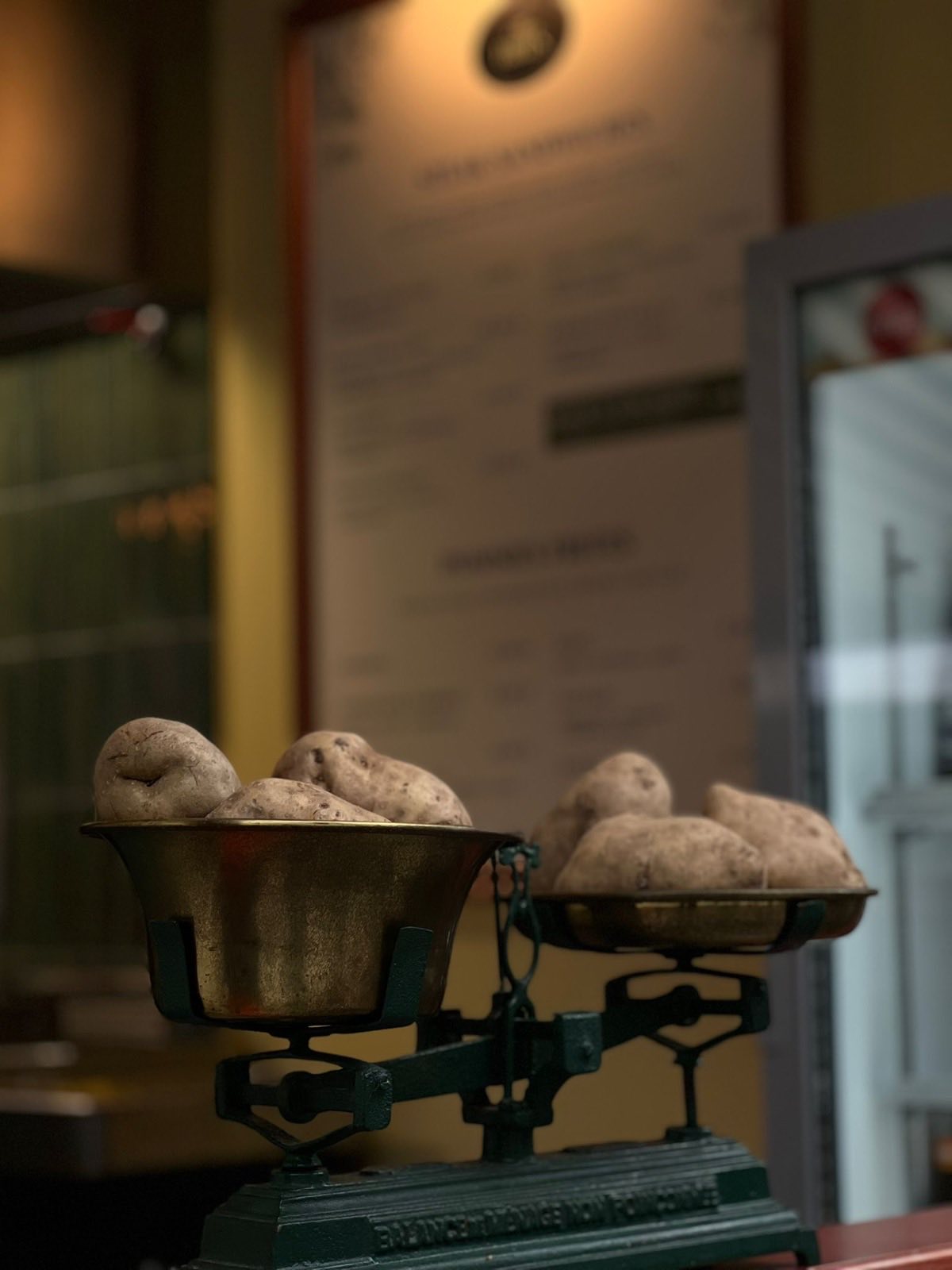 Frische Kartoffeln auf Vintage-Waage