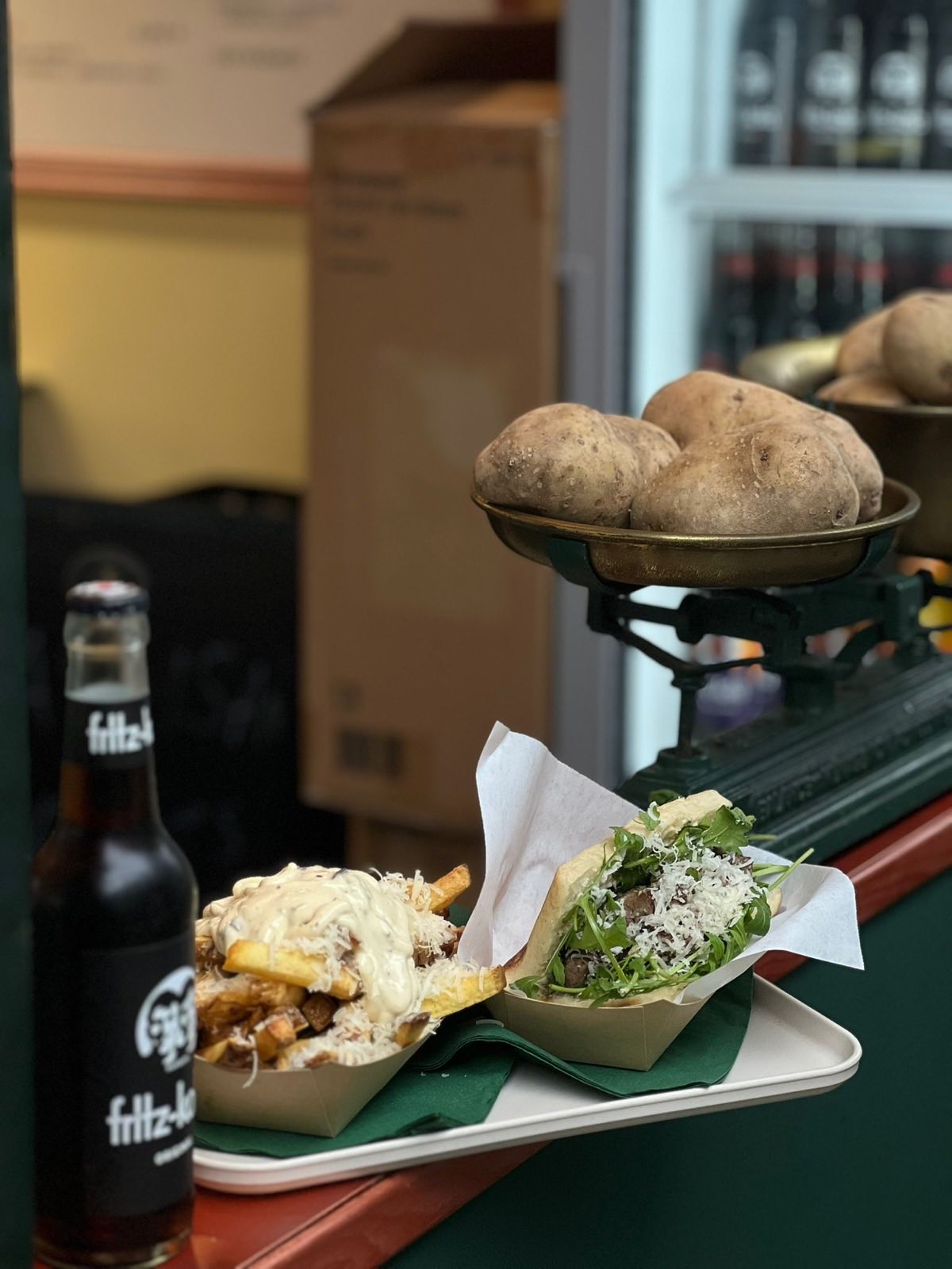 Pommes & Sandwich am Stand