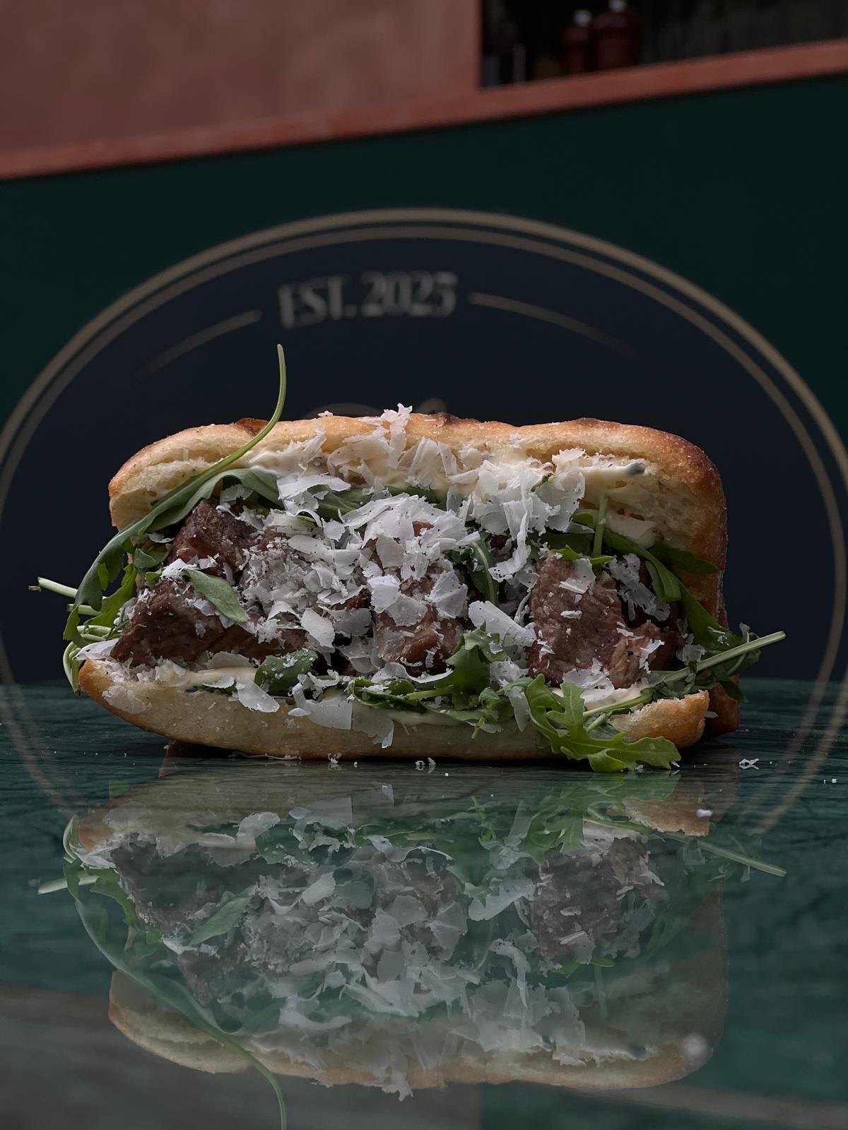 Steak Sandwich — Black Angus mit Rucola & Parmesan